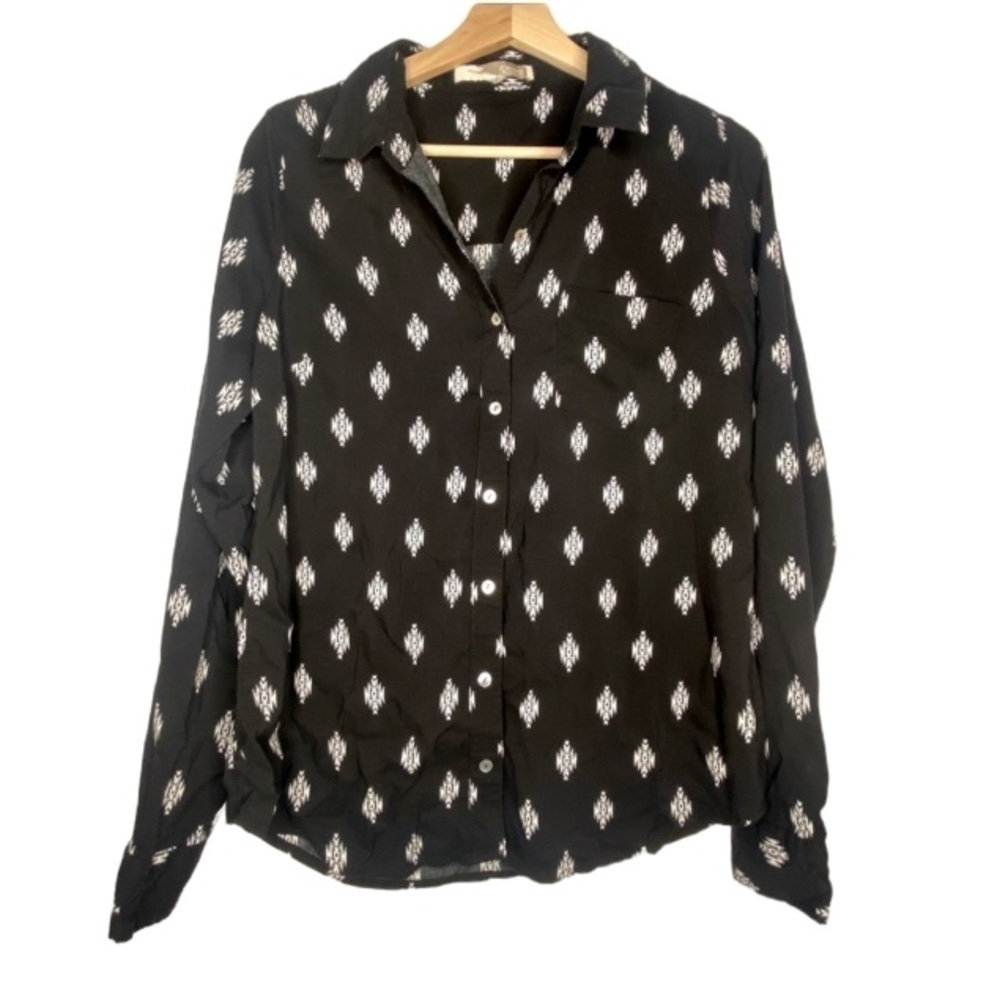 FOREVER 21 BLACK PATTERNED BLOUSE WITH SHIMMERING BUTTONS